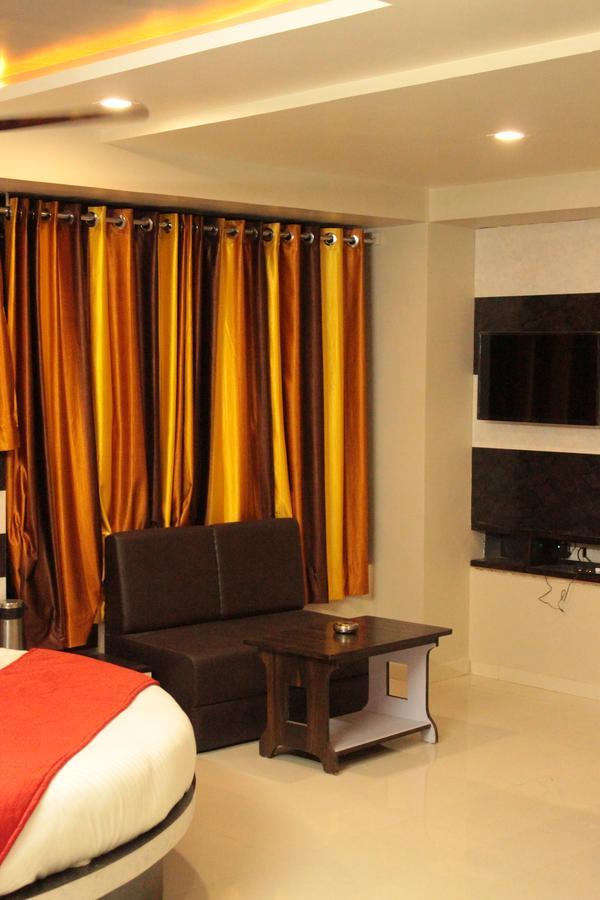 Apollo Hotel Ahmedabad Exterior photo